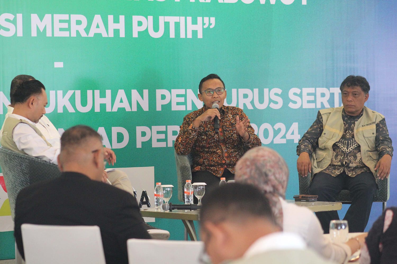 IKA FIKOM UNPAD Gelar Diskusi Pulik Bahas Program Koperasi Merah Putih IKA FIKOM UNPAD gelar diskusi publik dengan mengangkat tema "Bedah Program Prioritas Presiden Prabowo: Koperasi Merah Putih". (BeritaNasional/Elvis Sendouw)
