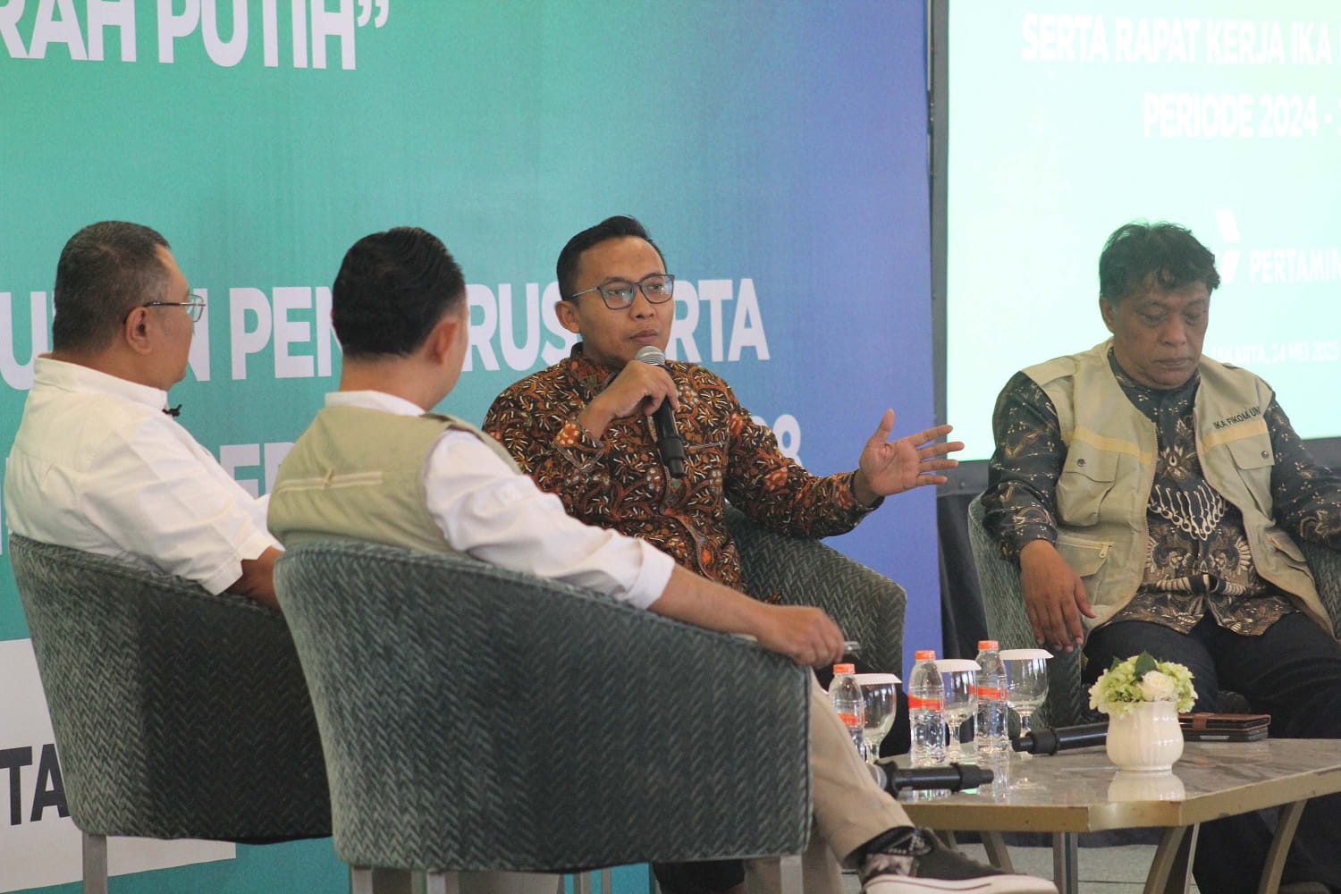IKA FIKOM UNPAD Gelar Diskusi Pulik Bahas Program Koperasi Merah Putih IKA FIKOM UNPAD gelar diskusi publik dengan mengangkat tema "Bedah Program Prioritas Presiden Prabowo: Koperasi Merah Putih". (BeritaNasional/Elvis Sendouw)