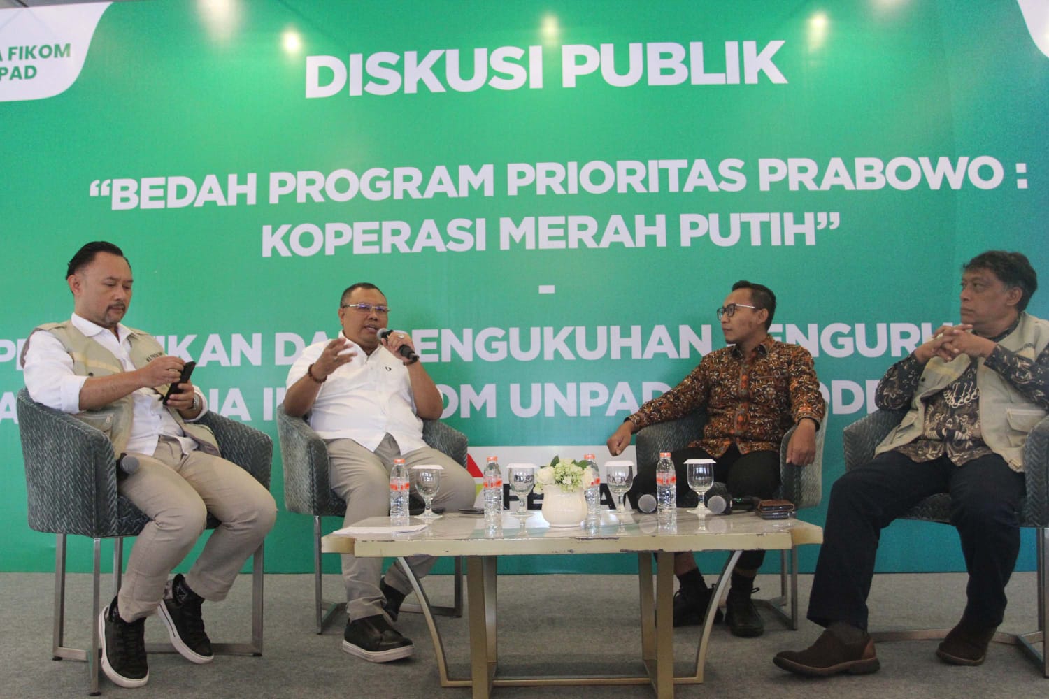 IKA FIKOM UNPAD Gelar Diskusi Pulik Bahas Program Koperasi Merah Putih IKA FIKOM UNPAD gelar diskusi publik dengan mengangkat tema "Bedah Program Prioritas Presiden Prabowo: Koperasi Merah Putih". (BeritaNasional/Elvis Sendouw)