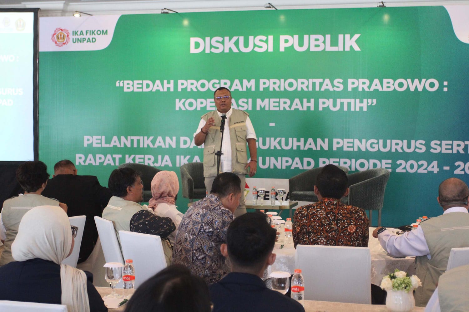 IKA FIKOM UNPAD Gelar Diskusi Pulik Bahas Program Koperasi Merah Putih IKA FIKOM UNPAD gelar diskusi publik dengan mengangkat tema "Bedah Program Prioritas Presiden Prabowo: Koperasi Merah Putih". (BeritaNasional/Elvis Sendouw)