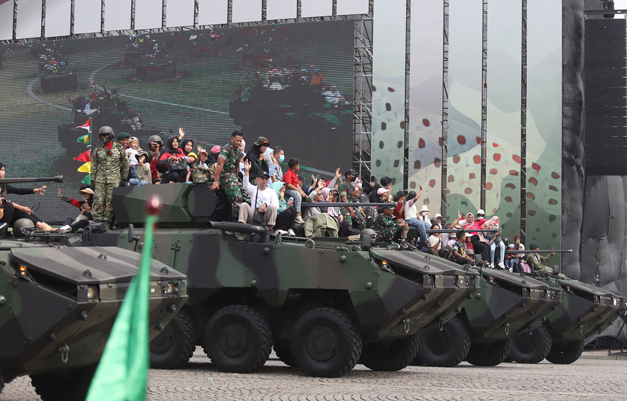 Sejumlah warga menaiki kendaraan tempur Tank Harimau TNI AD dalam perayaan Hari Ulang Tahun (HUT) ke-79 Tentara Nasional Indonesia (TNI) di Lapangan Silang Monumen Nasional (Monas), Gambir, Jakarta, Sabtu (5/10/2024). (BeritaNasional.com/Oke Atmaja)