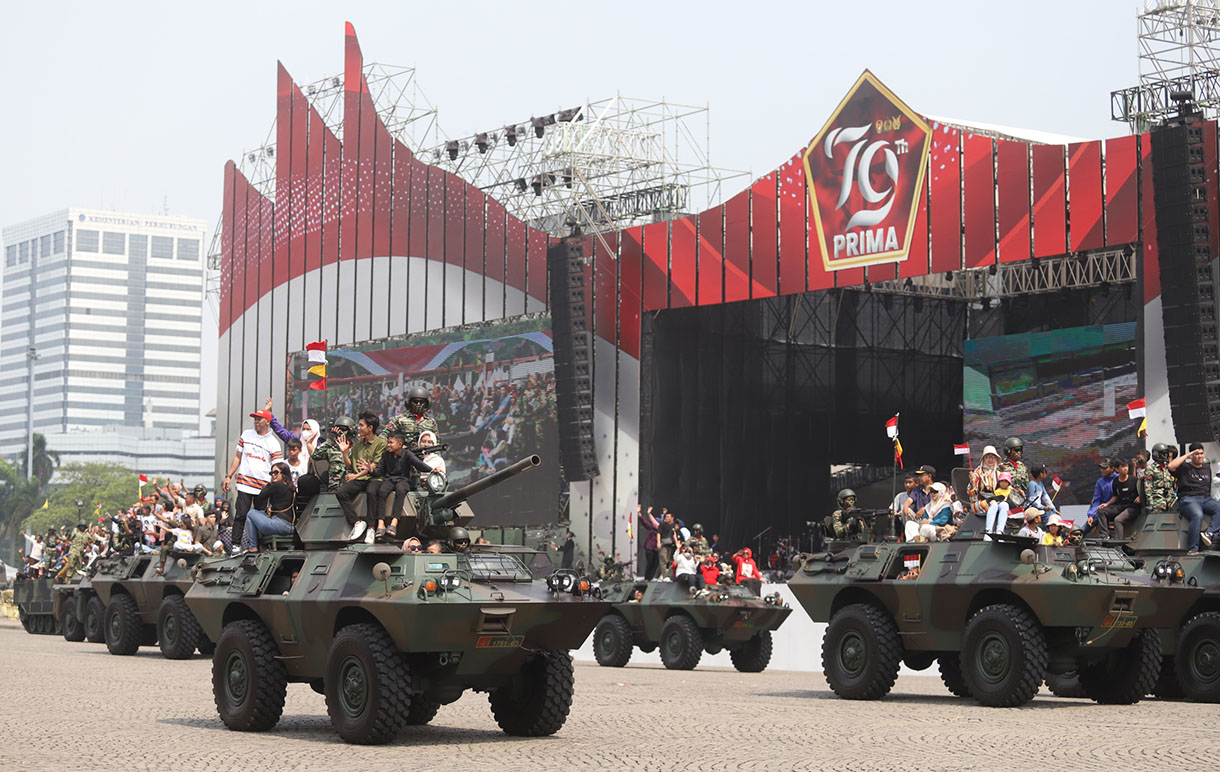 Sejumlah warga menaiki kendaraan tempur Tank Harimau TNI AD dalam perayaan Hari Ulang Tahun (HUT) ke-79 Tentara Nasional Indonesia (TNI) di Lapangan Silang Monumen Nasional (Monas), Gambir, Jakarta, Sabtu (5/10/2024). (BeritaNasional.com/Oke Atmaja)