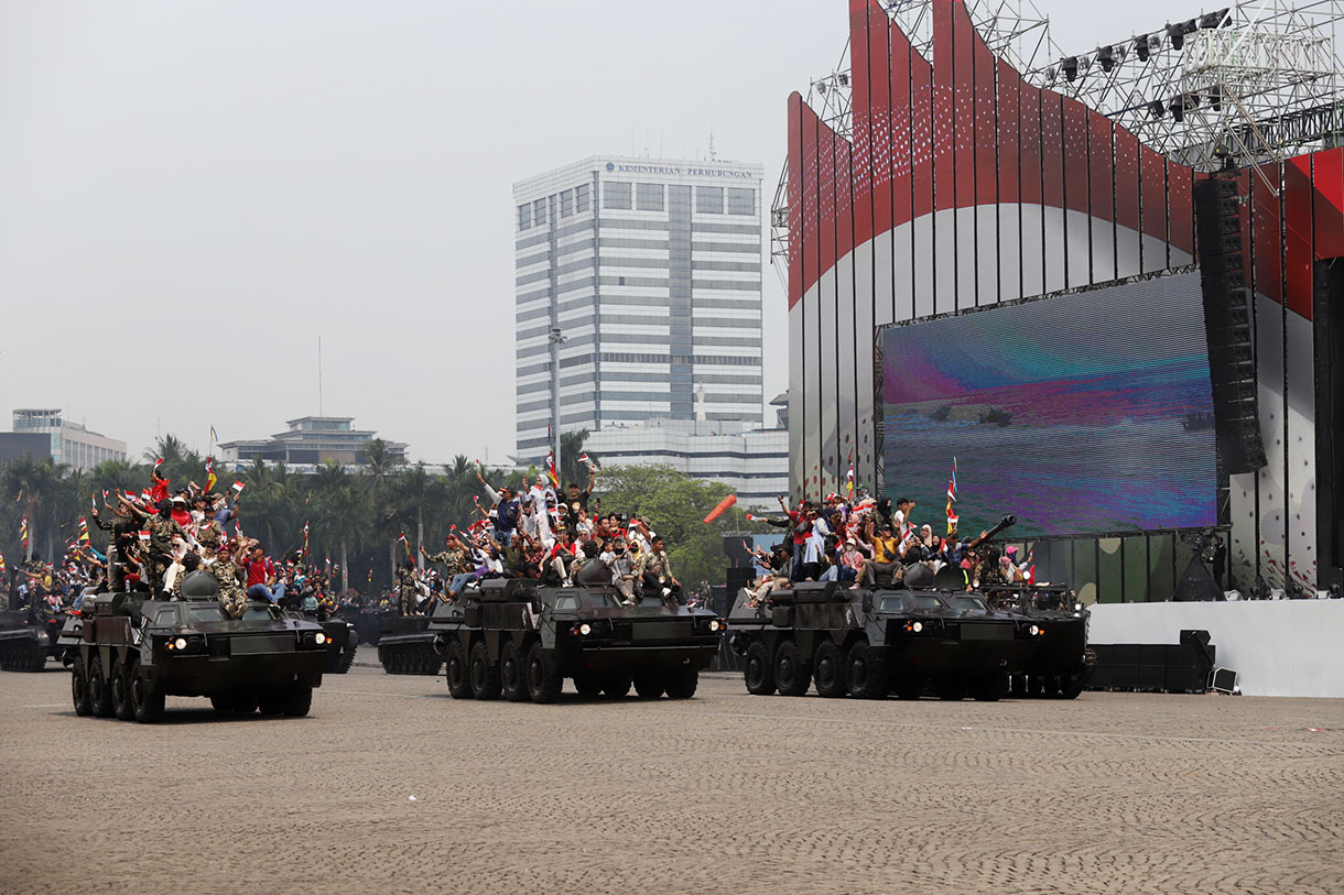 Sejumlah warga menaiki kendaraan tempur Tank Harimau TNI AD dalam perayaan Hari Ulang Tahun (HUT) ke-79 Tentara Nasional Indonesia (TNI) di Lapangan Silang Monumen Nasional (Monas), Gambir, Jakarta, Sabtu (5/10/2024). (BeritaNasional.com/Oke Atmaja)