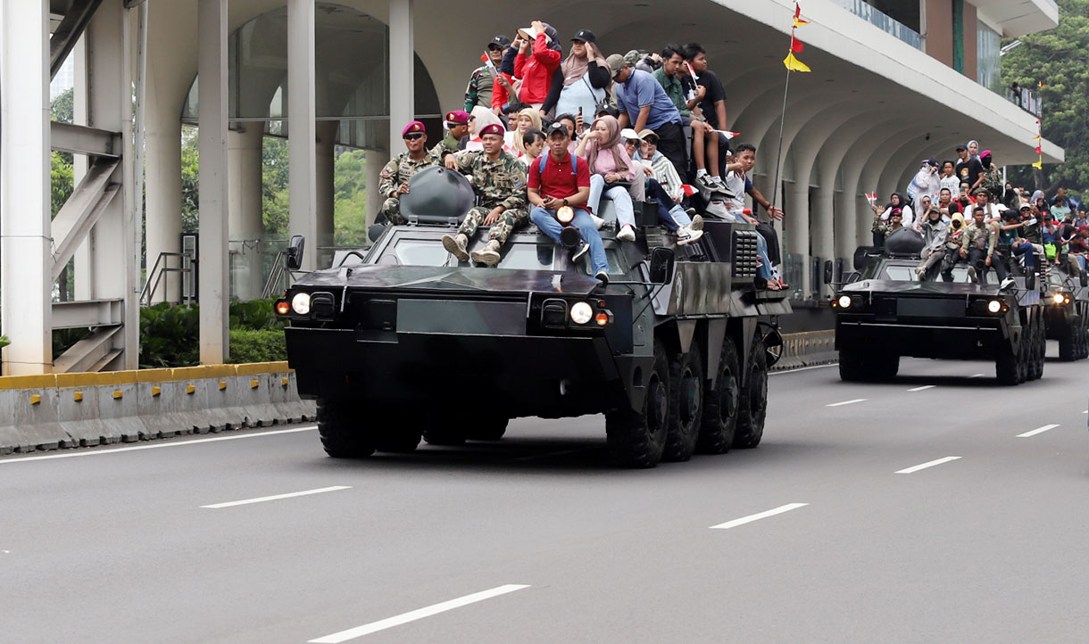 Sejumlah warga menaiki kendaraan tempur Tank Harimau TNI AD dalam perayaan Hari Ulang Tahun (HUT) ke-79 Tentara Nasional Indonesia (TNI) di Lapangan Silang Monumen Nasional (Monas), Gambir, Jakarta, Sabtu (5/10/2024). (BeritaNasional.com/Oke Atmaja)