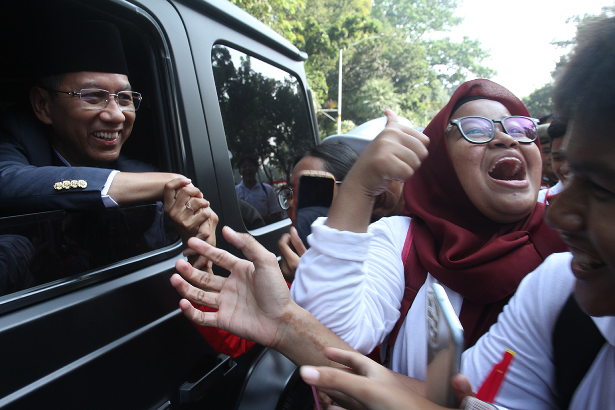 Pj Gubernur DKI Jakarta Heru Budi Hartono menyalami warga Jakarta saat ikut kirab bendera dan teks proklamasi di Kawasan Monumen Nasional, Jakarta, Sabtu (10/8/2024). (BeritaNasional.com/Oke Atmaja)