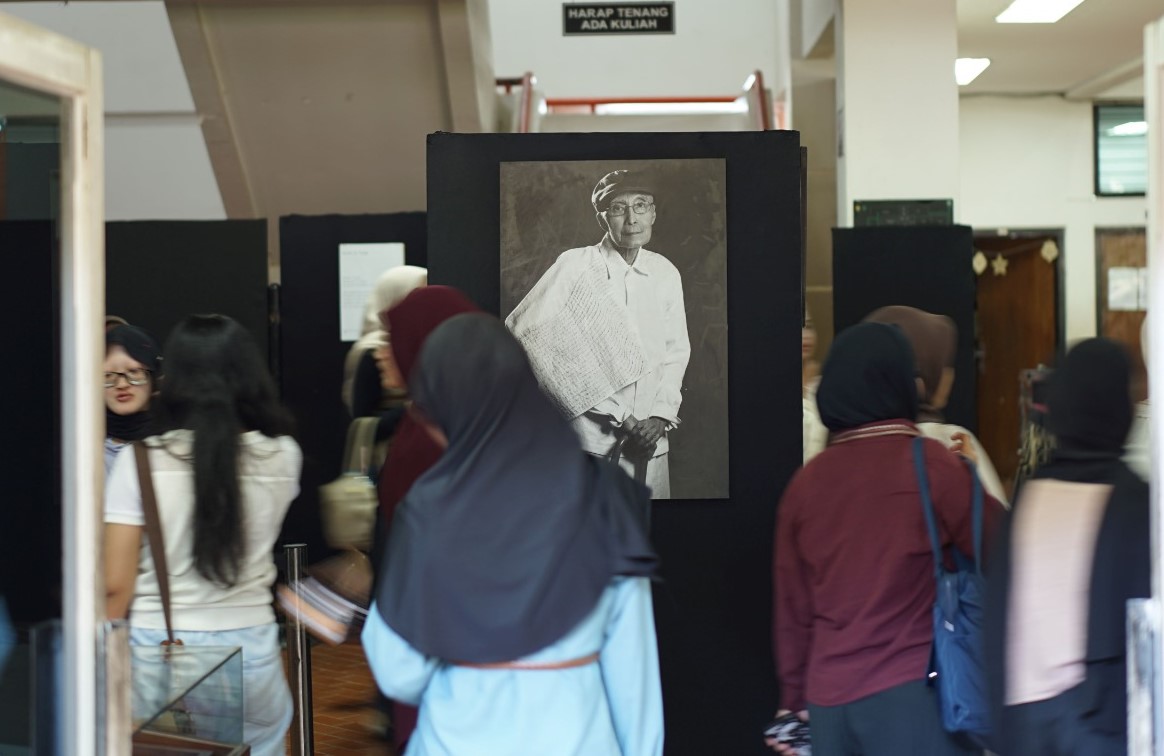 Iluni FIB UI Gelar Festival Hujan Bulan Juni: “Merawat Asa” Lewat Puisi dan Kemanusiaan Festival Hujan Bulan Juni 2025 di Auditorium Gedung IV, FIB UI, Depok. (BeritaNasional/Elvis SSendouw)
