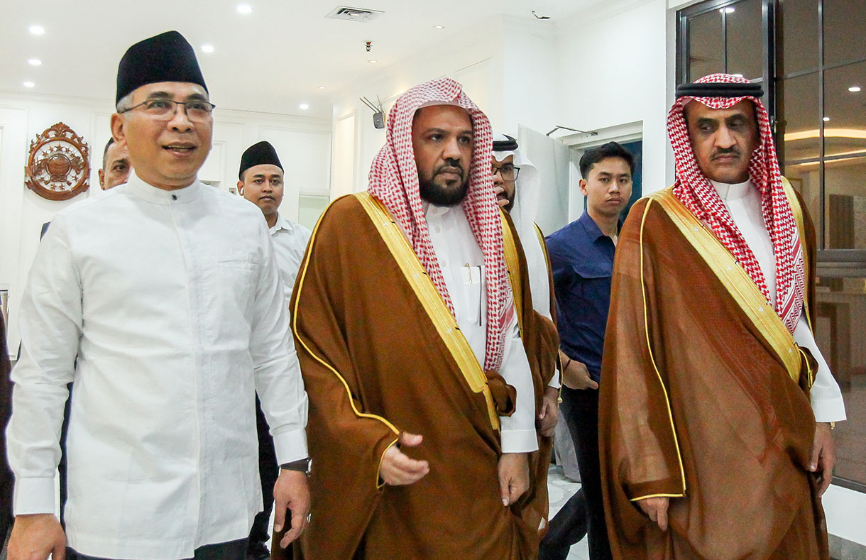 Ketua Umum Pengurus Besar Nahdlatul Ulama (PBNU) Yahya Cholil Staquf (kanan) menerima kunjungan Imam Besar Masjid Nabawi Syekh Ahmad bin Ali Al-Hudhaify di kantor PBNU, Jakarta, Rabu (9/10/2024).(BeritaNasional.com/Oke Atmaja)