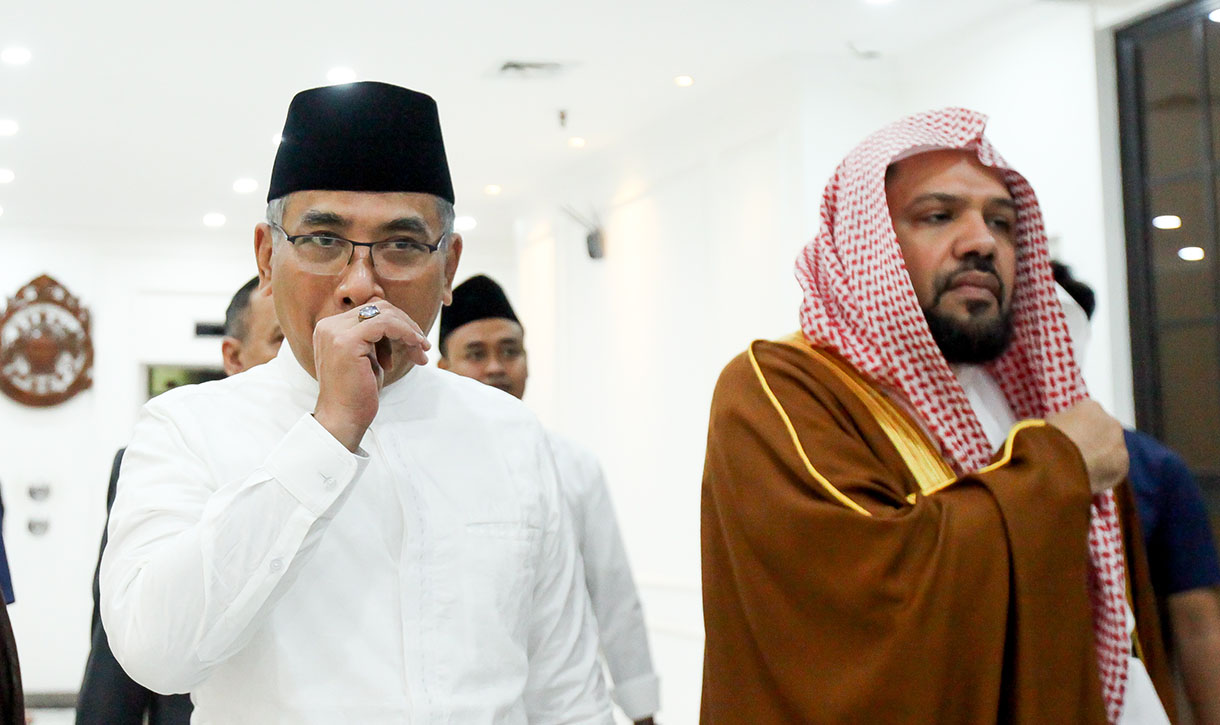 Ketua Umum Pengurus Besar Nahdlatul Ulama (PBNU) Yahya Cholil Staquf (kanan) menerima kunjungan Imam Besar Masjid Nabawi Syekh Ahmad bin Ali Al-Hudhaify di kantor PBNU, Jakarta, Rabu (9/10/2024).(BeritaNasional.com/Oke Atmaja)