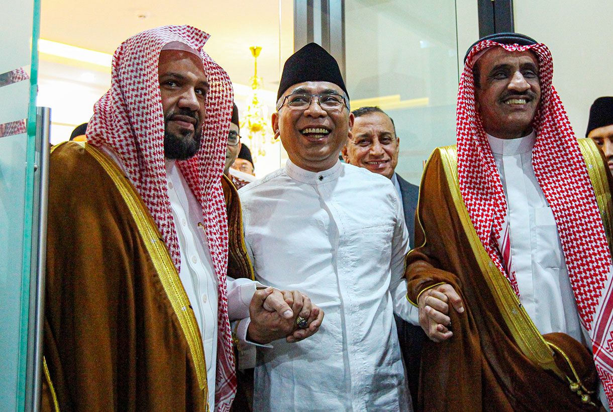 Ketua Umum Pengurus Besar Nahdlatul Ulama (PBNU) Yahya Cholil Staquf (kanan) menerima kunjungan Imam Besar Masjid Nabawi Syekh Ahmad bin Ali Al-Hudhaify di kantor PBNU, Jakarta, Rabu (9/10/2024).(BeritaNasional.com/Oke Atmaja)