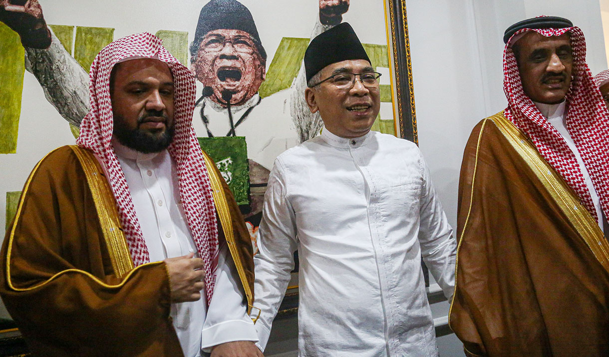 Ketua Umum Pengurus Besar Nahdlatul Ulama (PBNU) Yahya Cholil Staquf (kanan) menerima kunjungan Imam Besar Masjid Nabawi Syekh Ahmad bin Ali Al-Hudhaify di kantor PBNU, Jakarta, Rabu (9/10/2024).(BeritaNasional.com/Oke Atmaja)