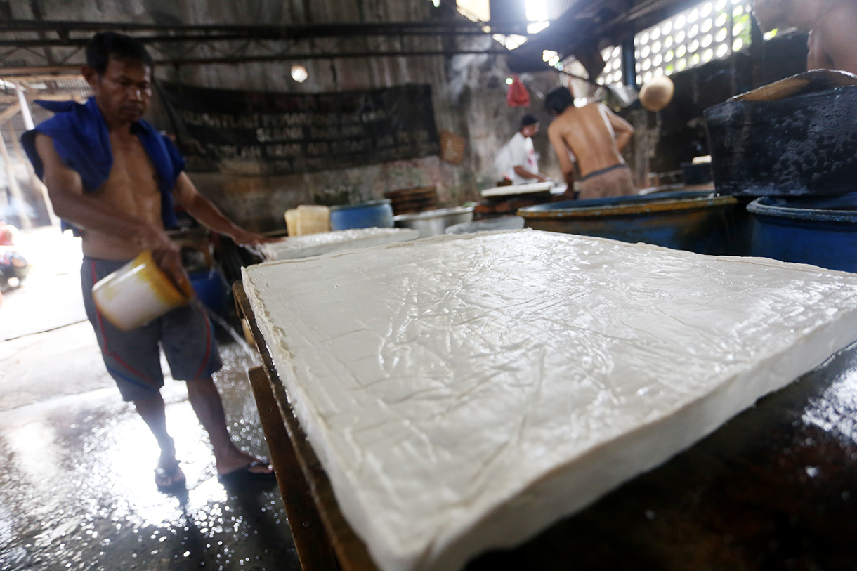 Pekerja menata tahu di salah satu sentra produsen tahu di Kawasan Mampang, Jakarta, Sabtu (11/4/2026).  (Beritanasional.com/Oke Atmaja)