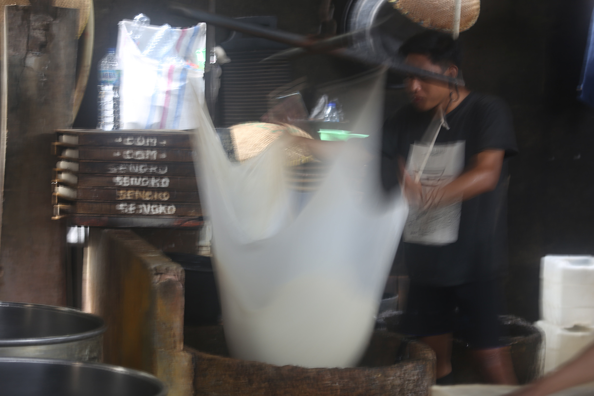 Pekerja menata tahu di salah satu sentra produsen tahu di Kawasan Mampang, Jakarta, Sabtu (11/4/2026).  (Beritanasional.com/Oke Atmaja)