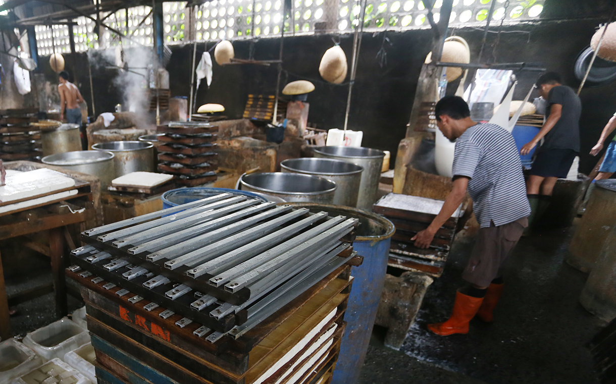 Pekerja menata tahu di salah satu sentra produsen tahu di Kawasan Mampang, Jakarta, Sabtu (11/4/2026).  (Beritanasional.com/Oke Atmaja)