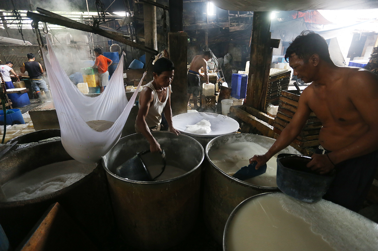 Pekerja menata tahu di salah satu sentra produsen tahu di Kawasan Mampang, Jakarta, Sabtu (11/4/2026).  (Beritanasional.com/Oke Atmaja)