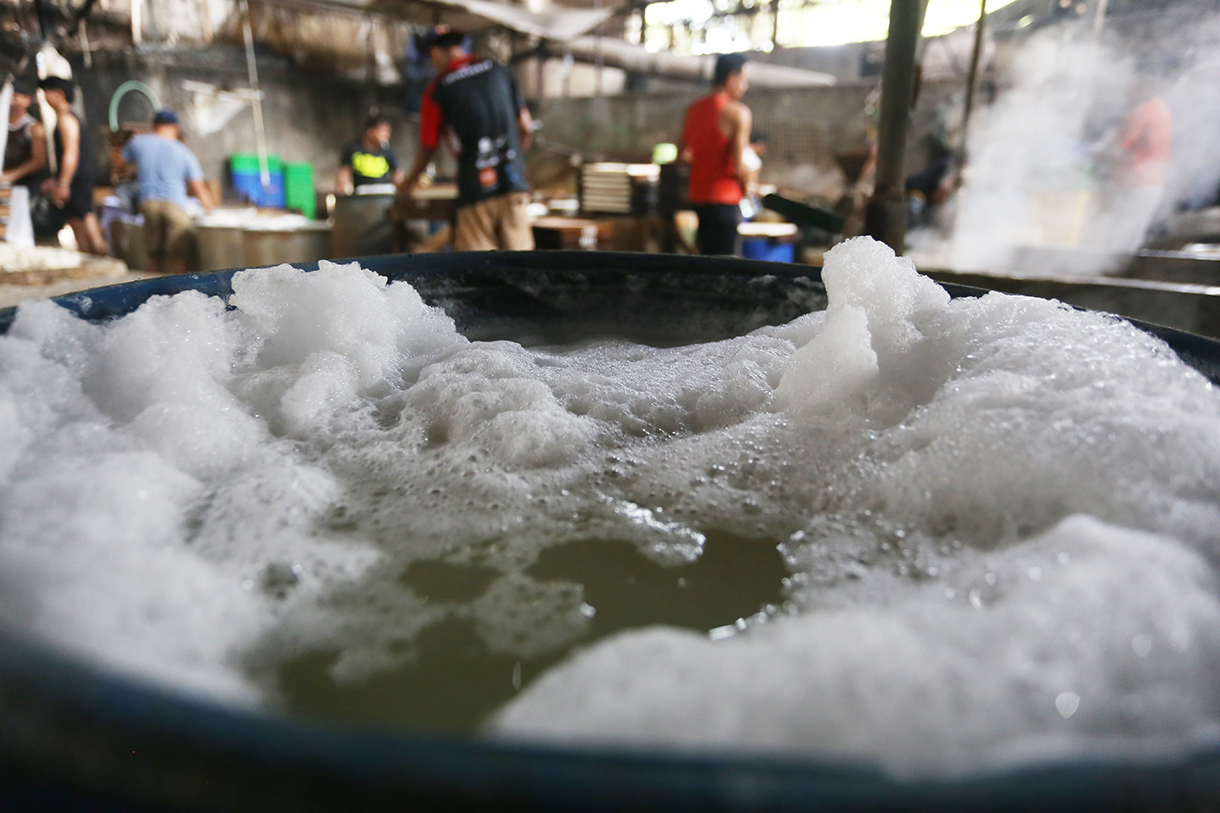 Pekerja menata tahu di salah satu sentra produsen tahu di Kawasan Mampang, Jakarta, Sabtu (11/4/2026).  (Beritanasional.com/Oke Atmaja)