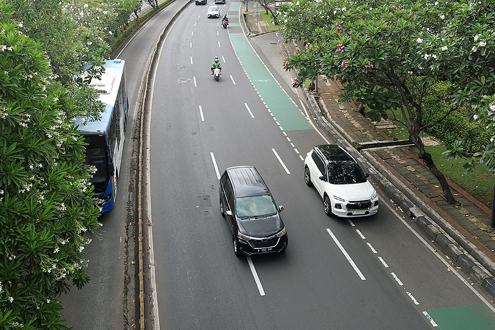 Suasana jalan di Jakarta yang terlihat lengang dikarenakan imbauan WFH dan PJJ. (BeritaNasional/Elvis Sendouw)