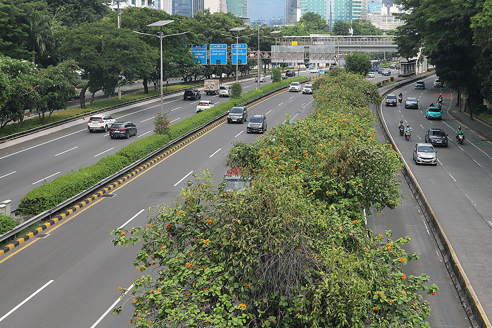Suasana jalan di Jakarta yang terlihat lengang dikarenakan imbauan WFH dan PJJ. (BeritaNasional/Elvis Sendouw)