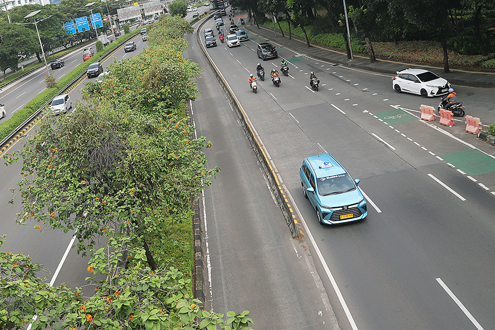 Suasana jalan di Jakarta yang terlihat lengang dikarenakan imbauan WFH dan PJJ. (BeritaNasional/Elvis Sendouw)