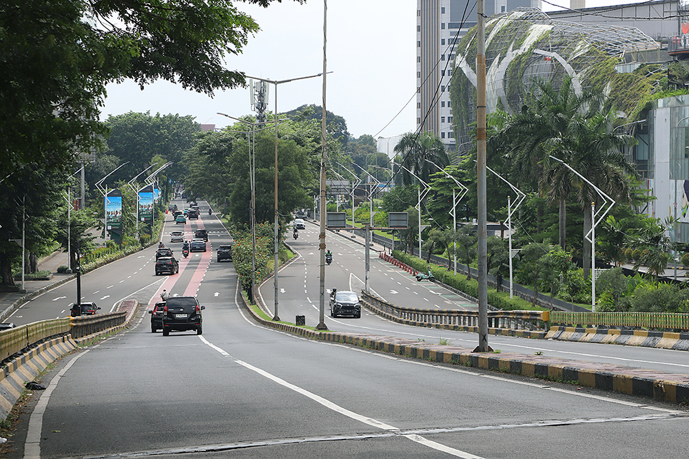 Suasana jalan di Jakarta yang terlihat lengang dikarenakan imbauan WFH dan PJJ. (BeritaNasional/Elvis Sendouw)