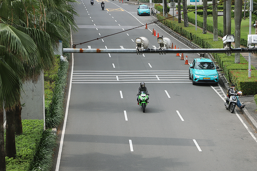 Suasana jalan di Jakarta yang terlihat lengang dikarenakan imbauan WFH dan PJJ. (BeritaNasional/Elvis Sendouw)