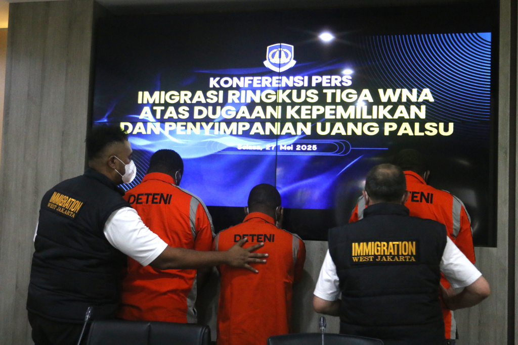Imigrasi Ringkus Tiga WNA atas Dugaan Kepemilikan dan Penyimpanan Uang Palsu Plt. Direktur Jenderal Imigrasi Yuldi Yusman (kedua kiri), Kasubdit IV Dittipideksus Bareskrim Polri Bismo Teguh Prakoso (kedua kanan), Kepala Kantor Wilayah Ditjen Imigrasi Daerah Khusus Jakarta Pamuji Raharja (kanan) dan Kepala Kantor Imigrasi Jakarta Barat Nur Raisha Pujiastuti (kiri) menunjukan barang bukti saat pengungkapan tiga WNA atas dugaan kepemilikan dan penyimpanan uang palsu di Kantor Dijen Imigrasi, Jakarta, Selasa (27/5/2025). (Berita nasional.com/Oke Atmaja)