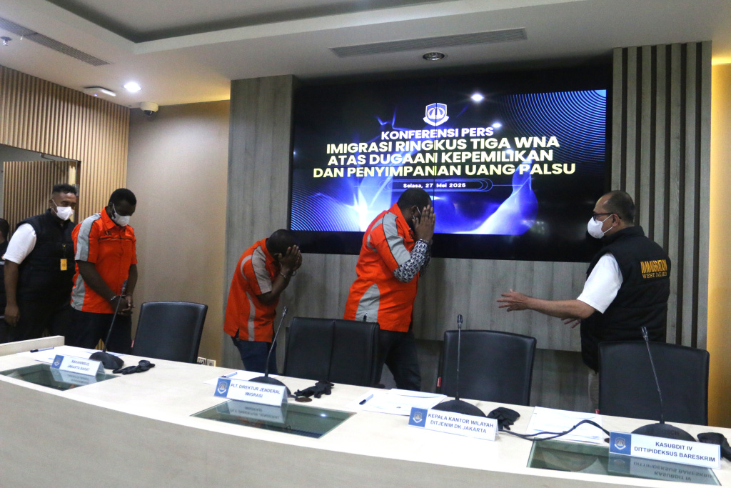 Imigrasi Ringkus Tiga WNA atas Dugaan Kepemilikan dan Penyimpanan Uang Palsu Plt. Direktur Jenderal Imigrasi Yuldi Yusman (kedua kiri), Kasubdit IV Dittipideksus Bareskrim Polri Bismo Teguh Prakoso (kedua kanan), Kepala Kantor Wilayah Ditjen Imigrasi Daerah Khusus Jakarta Pamuji Raharja (kanan) dan Kepala Kantor Imigrasi Jakarta Barat Nur Raisha Pujiastuti (kiri) menunjukan barang bukti saat pengungkapan tiga WNA atas dugaan kepemilikan dan penyimpanan uang palsu di Kantor Dijen Imigrasi, Jakarta, Selasa (27/5/2025). (Berita nasional.com/Oke Atmaja)