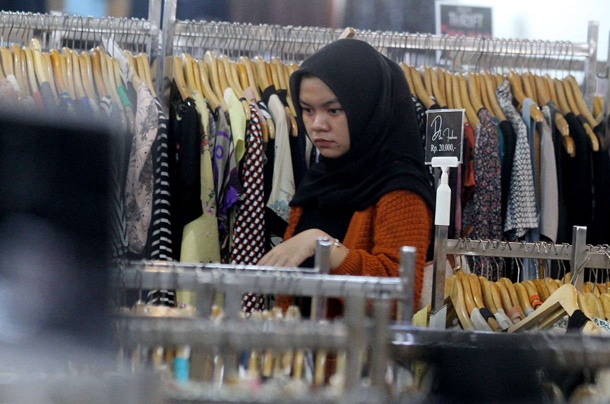 Pengunjung melihat pakaian yang dijajakan di Blok M, Jakarta, Sabtu (16/08/2025).  (Beritanasional.com/Oke Atmaja)