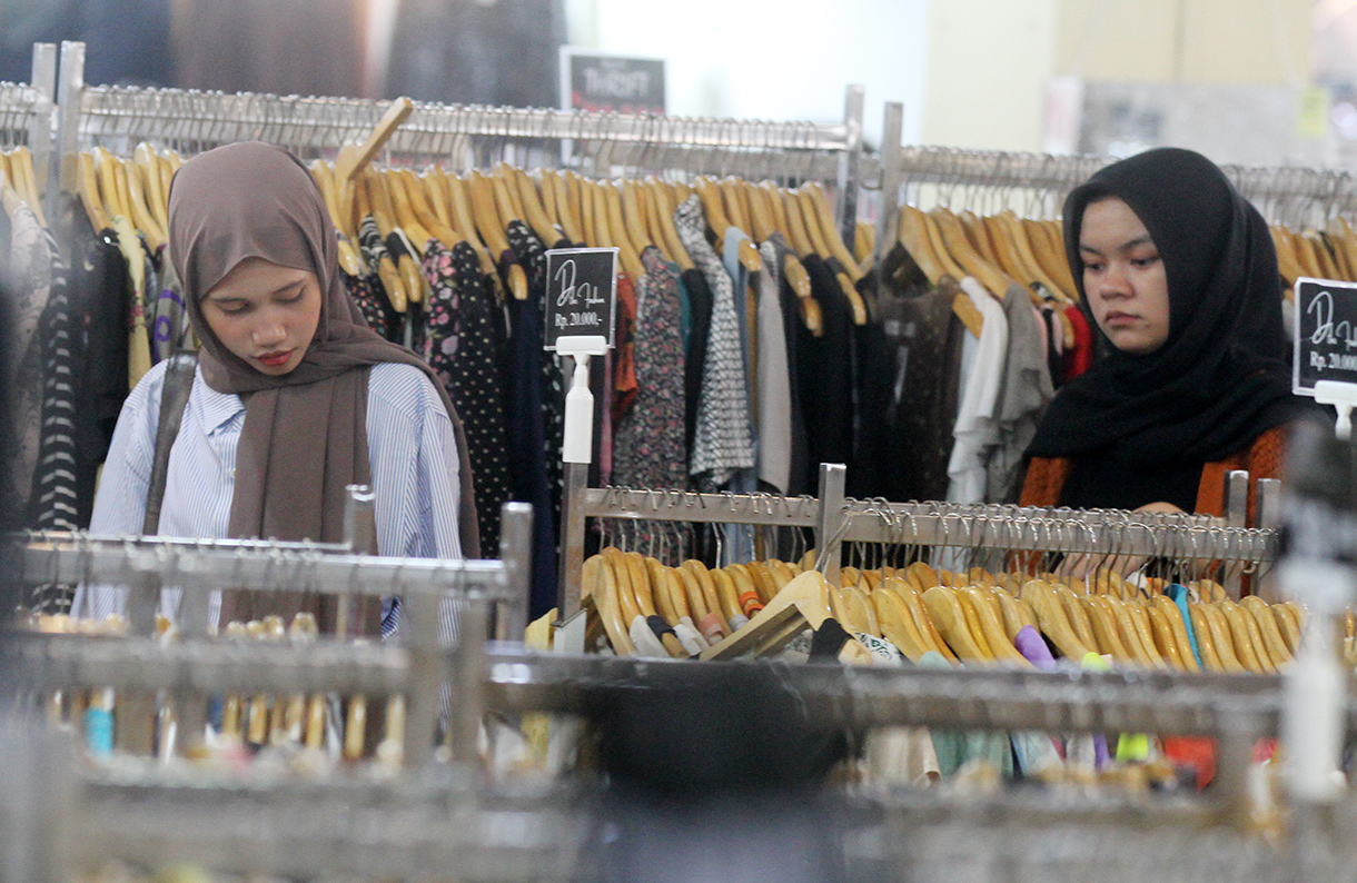 Pengunjung melihat pakaian yang dijajakan di Blok M, Jakarta, Sabtu (16/08/2025).  (Beritanasional.com/Oke Atmaja)