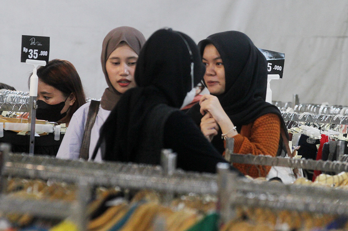 Pengunjung melihat pakaian yang dijajakan di Blok M, Jakarta, Sabtu (16/08/2025).  (Beritanasional.com/Oke Atmaja)