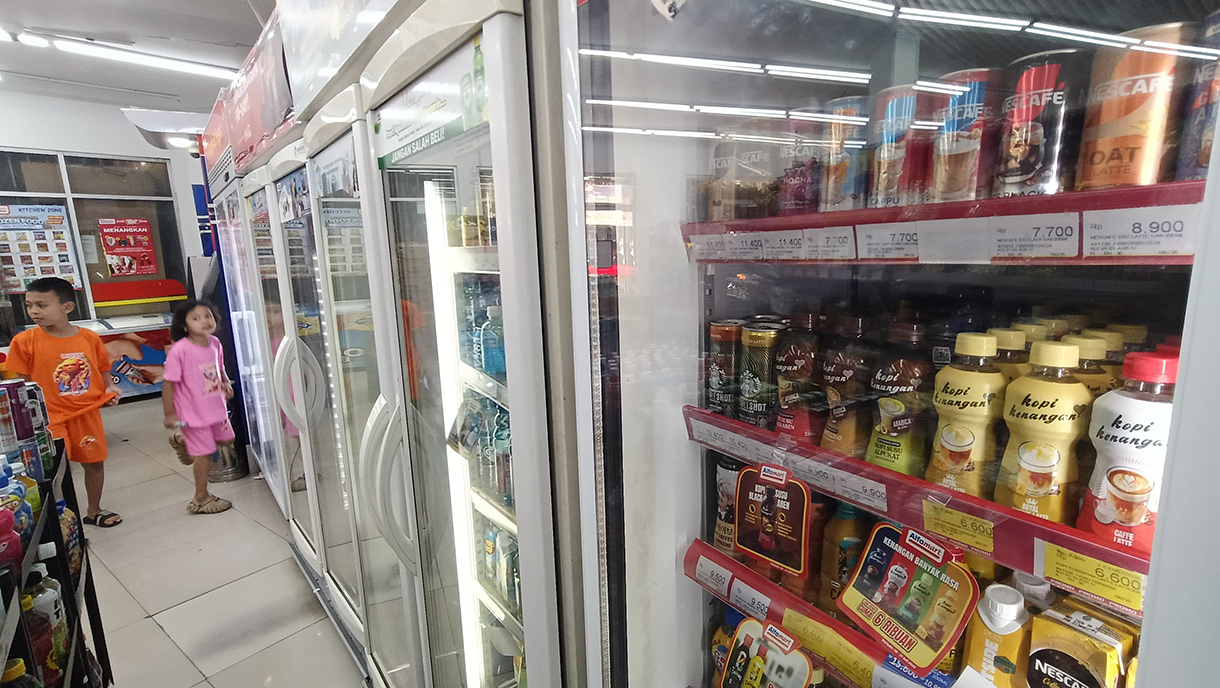 Pengunjung berbelanja di salah satu mini market kawasan Pasar Rumput, Jakarta, Senin (28/7/2025).  (Beritanasional.com/Oke Atmaja)