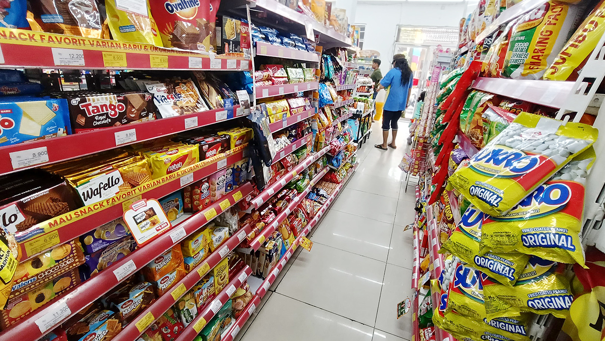 Pengunjung berbelanja di salah satu mini market kawasan Pasar Rumput, Jakarta, Senin (28/7/2025).  (Beritanasional.com/Oke Atmaja)
