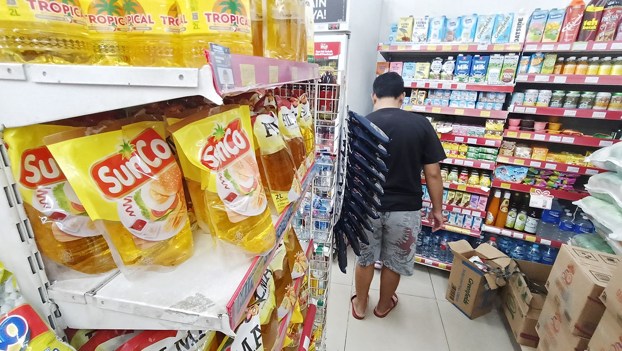 Pengunjung berbelanja di salah satu mini market kawasan Pasar Rumput, Jakarta, Senin (28/7/2025).  (Beritanasional.com/Oke Atmaja)