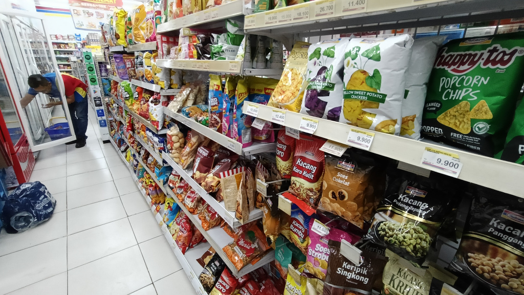 Indeks Konsumsi Rumah Tangga Menurun Pegawai menata makanan di salah satu supermarket di Jakarta, Senin (19/5/2025). (Beritanasional.com/Oke Atmaja)