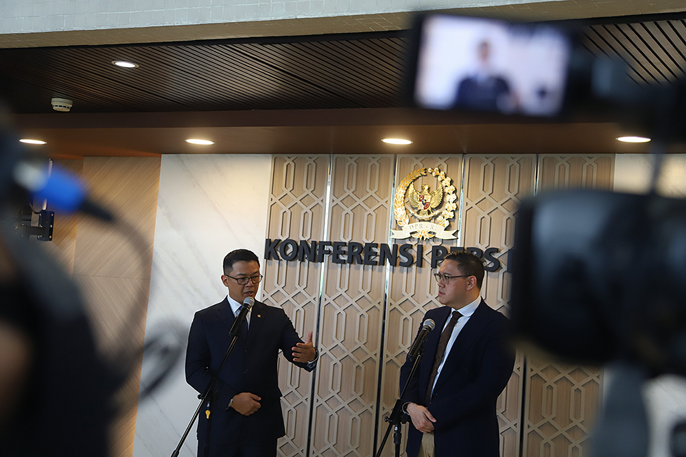 Menteri Luar Negeri Sugiono (kedua kanan) didampingi Wakil Ketua Komisi I DPR Dave Laksono (kanan) menyampaikan keterangan pers terkait Indonesia akan berpartisipasi dalam Dewan Perdamaian, (BeritaNasional/Elvis Sendouw)