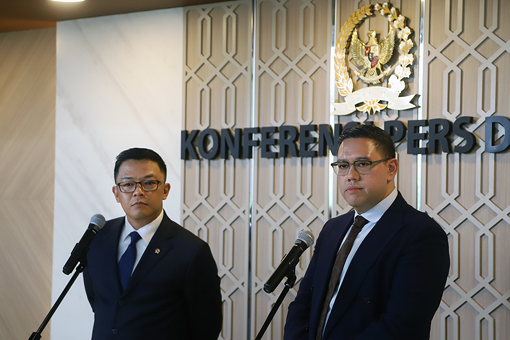 Menteri Luar Negeri Sugiono (kedua kanan) didampingi Wakil Ketua Komisi I DPR Dave Laksono (kanan) menyampaikan keterangan pers terkait Indonesia akan berpartisipasi dalam Dewan Perdamaian, (BeritaNasional/Elvis Sendouw)