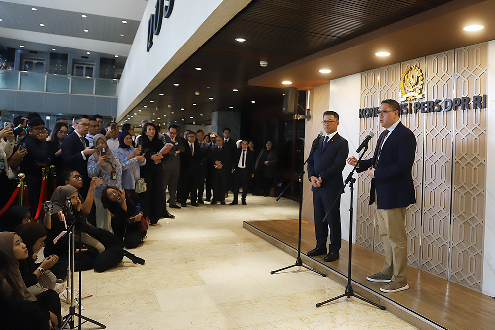 Menteri Luar Negeri Sugiono (kedua kanan) didampingi Wakil Ketua Komisi I DPR Dave Laksono (kanan) menyampaikan keterangan pers terkait Indonesia akan berpartisipasi dalam Dewan Perdamaian, (BeritaNasional/Elvis Sendouw)