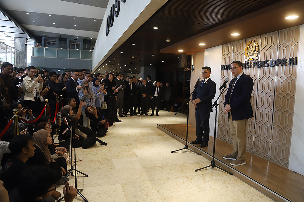 Menteri Luar Negeri Sugiono (kedua kanan) didampingi Wakil Ketua Komisi I DPR Dave Laksono (kanan) menyampaikan keterangan pers terkait Indonesia akan berpartisipasi dalam Dewan Perdamaian, (BeritaNasional/Elvis Sendouw)