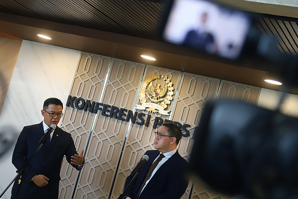 Menteri Luar Negeri Sugiono (kedua kanan) didampingi Wakil Ketua Komisi I DPR Dave Laksono (kanan) menyampaikan keterangan pers terkait Indonesia akan berpartisipasi dalam Dewan Perdamaian, (BeritaNasional/Elvis Sendouw)