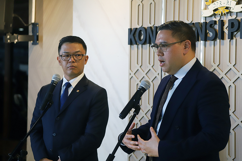 Menlu Sugiono (kiri) dan Wakil Ketua Komisi I DPR Dave Laksono. (BeritaNasional/Elvis Sendouw)