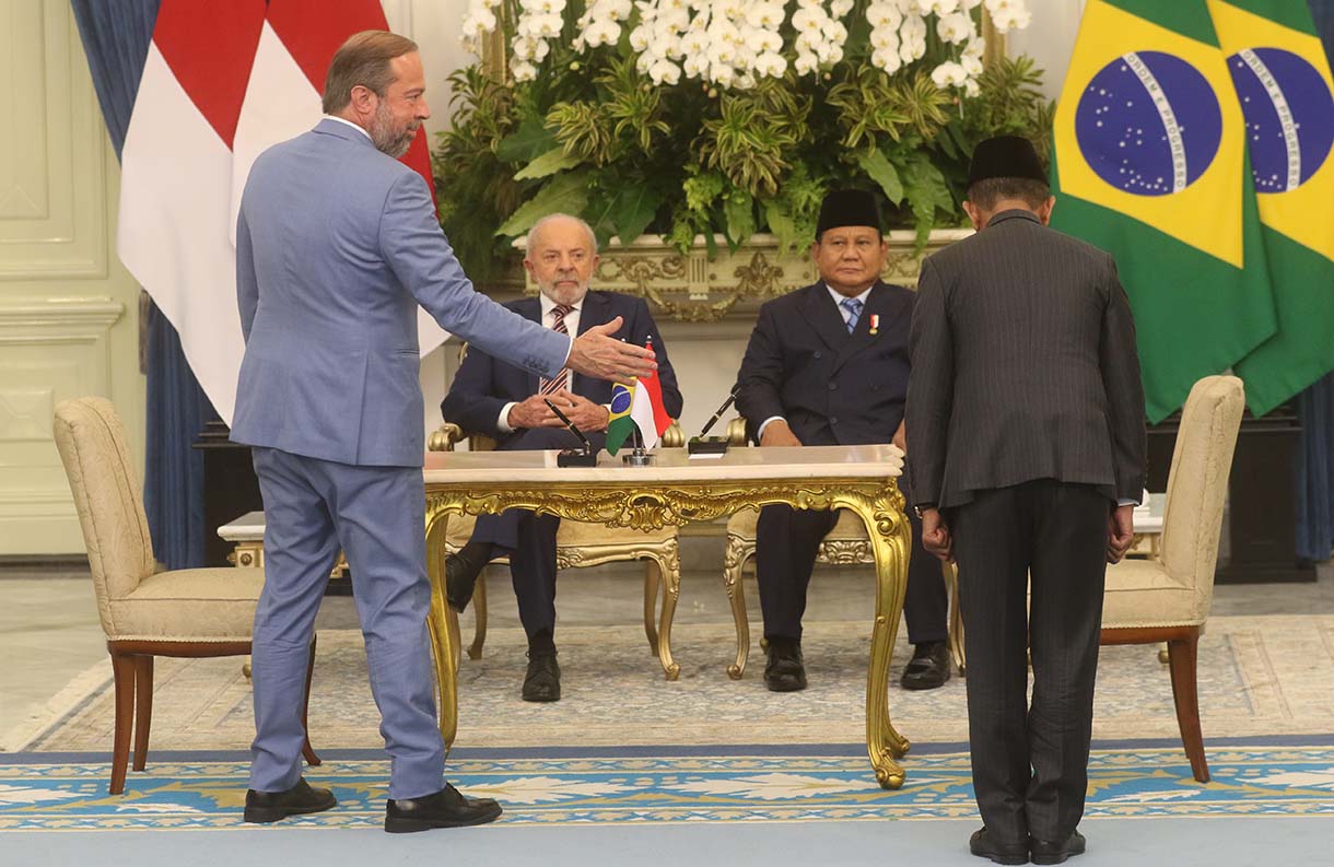 Presiden Prabowo Subianto dan Presiden Brazil Luiz Inácio Lula da Silva menyaksikan penandatanganan MoU antara Danantara dan perusahaan multinasional Brazil, JBS, di Istana Merdeka, Jakarta, Kamis (23/10/2025).(Beritanasional.com/Okeatmaja)