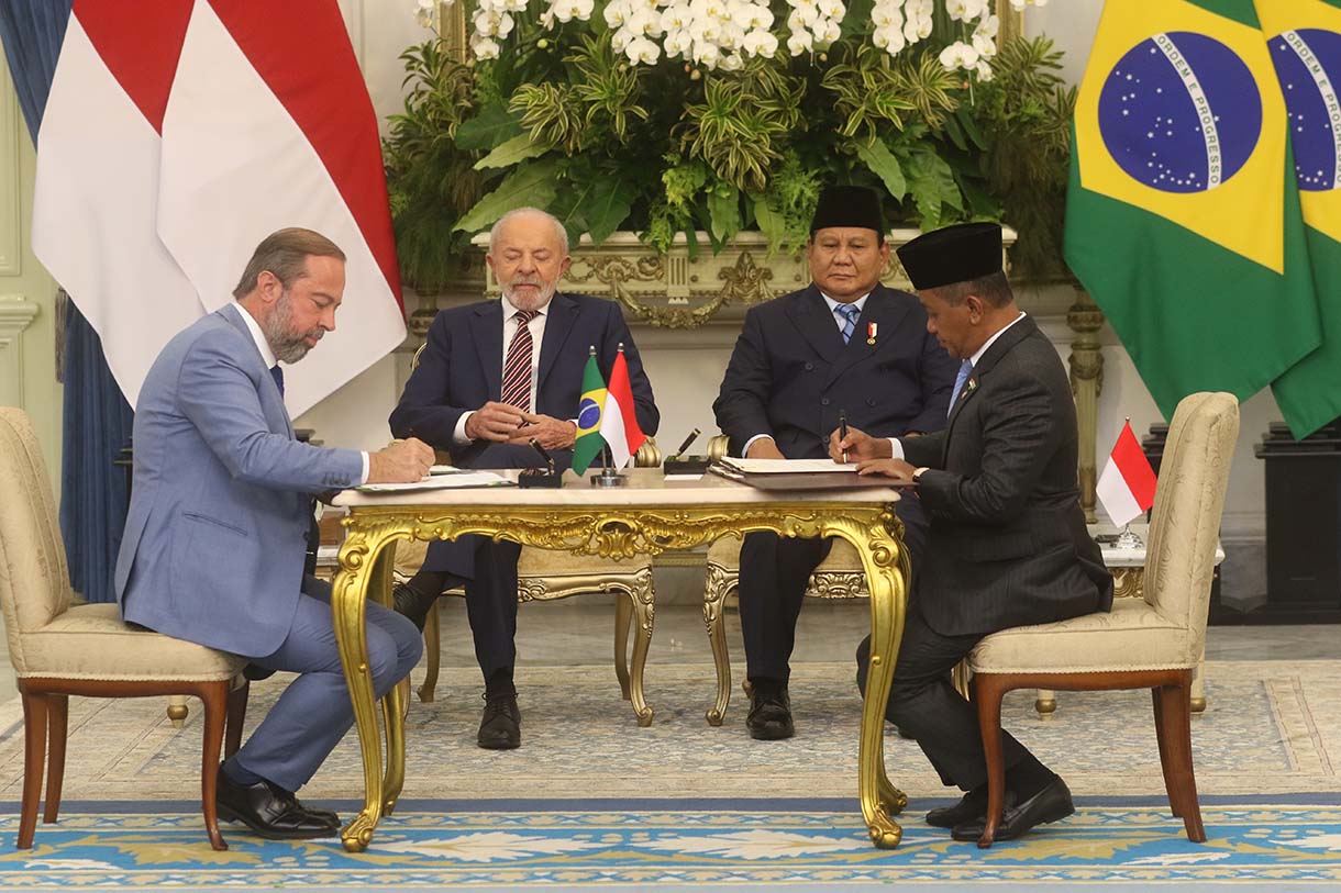 Presiden Prabowo Subianto dan Presiden Brazil Luiz Inácio Lula da Silva menyaksikan penandatanganan MoU antara Danantara dan perusahaan multinasional Brazil, JBS, di Istana Merdeka, Jakarta, Kamis (23/10/2025).(Beritanasional.com/Okeatmaja)