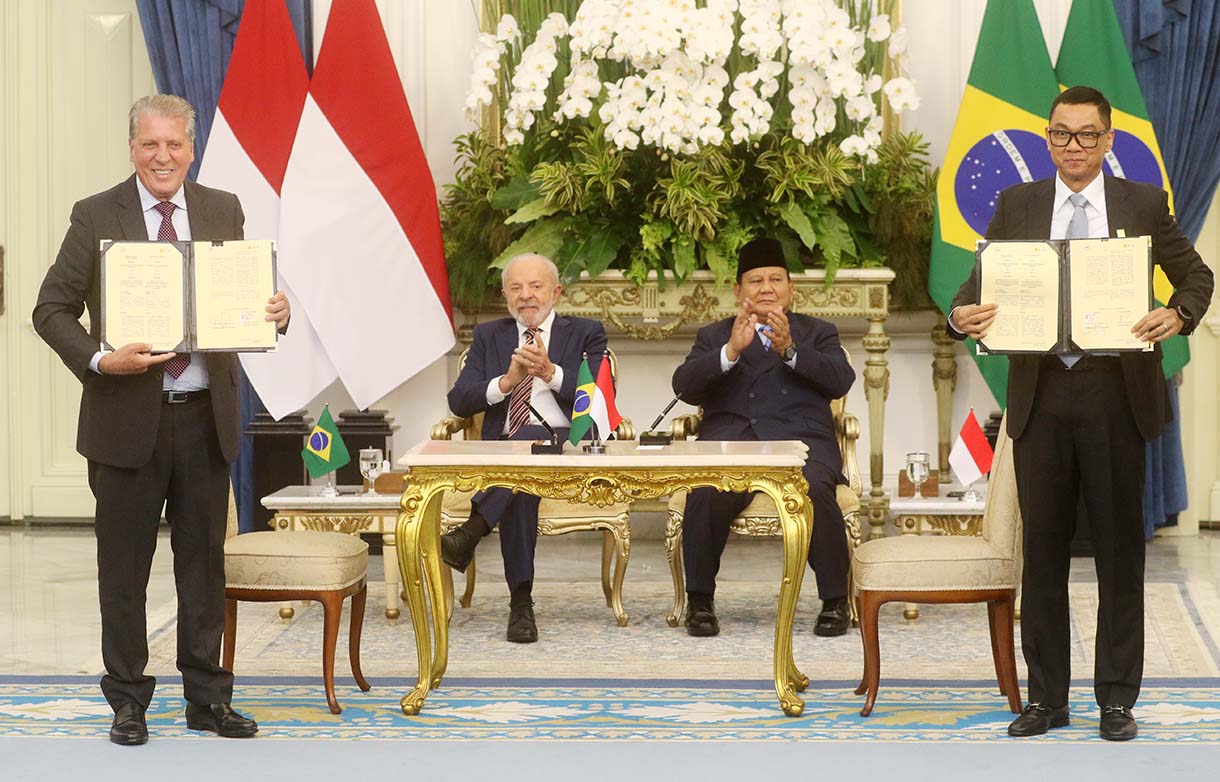 Presiden Prabowo Subianto dan Presiden Brazil Luiz Inácio Lula da Silva menyaksikan penandatanganan MoU antara Danantara dan perusahaan multinasional Brazil, JBS, di Istana Merdeka, Jakarta, Kamis (23/10/2025).(Beritanasional.com/Okeatmaja)