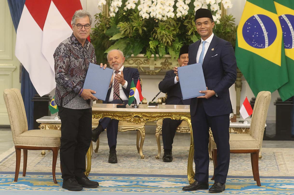 Presiden Prabowo Subianto dan Presiden Brazil Luiz Inácio Lula da Silva menyaksikan penandatanganan MoU antara Danantara dan perusahaan multinasional Brazil, JBS, di Istana Merdeka, Jakarta, Kamis (23/10/2025).(Beritanasional.com/Okeatmaja)