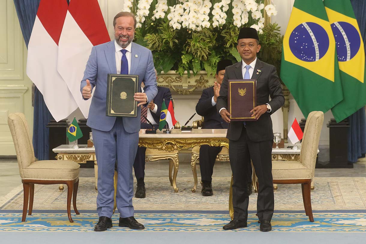 Presiden Prabowo Subianto dan Presiden Brazil Luiz Inácio Lula da Silva menyaksikan penandatanganan MoU antara Danantara dan perusahaan multinasional Brazil, JBS, di Istana Merdeka, Jakarta, Kamis (23/10/2025).(Beritanasional.com/Okeatmaja)