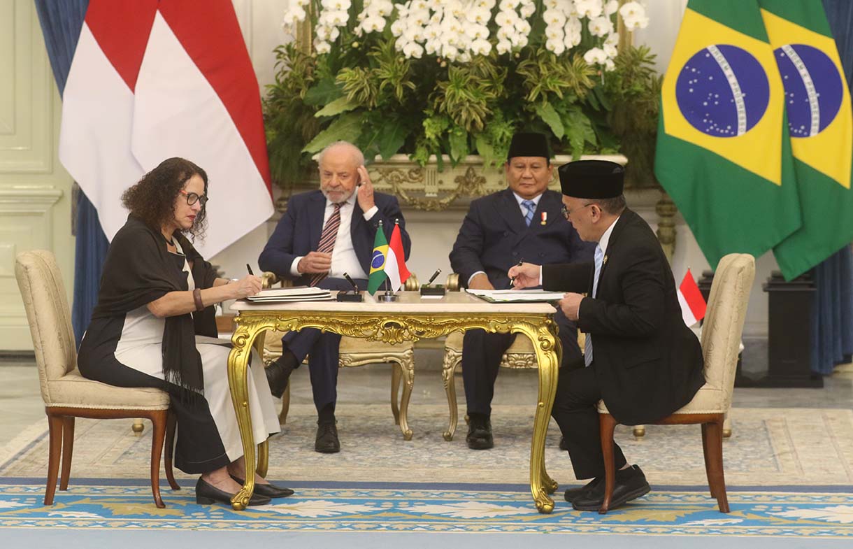 Presiden Prabowo Subianto dan Presiden Brazil Luiz Inácio Lula da Silva menyaksikan penandatanganan MoU antara Danantara dan perusahaan multinasional Brazil, JBS, di Istana Merdeka, Jakarta, Kamis (23/10/2025).(Beritanasional.com/Okeatmaja)