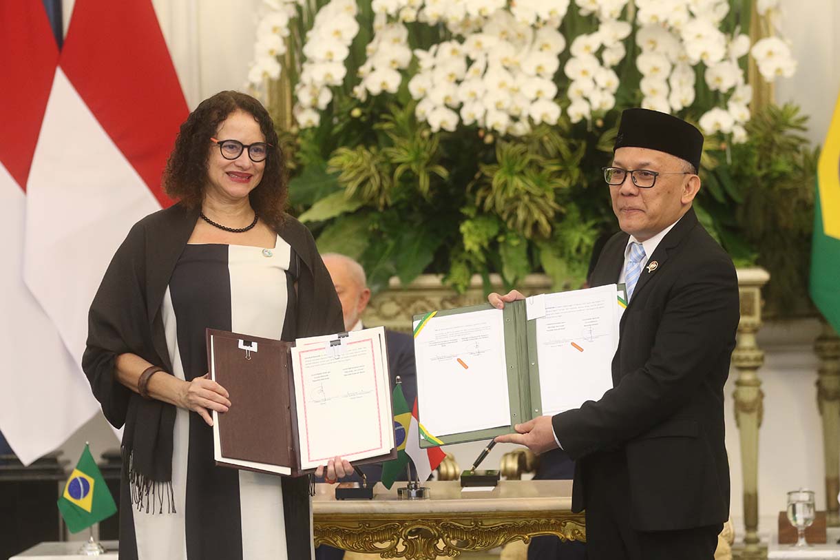 Presiden Prabowo Subianto dan Presiden Brazil Luiz Inácio Lula da Silva menyaksikan penandatanganan MoU antara Danantara dan perusahaan multinasional Brazil, JBS, di Istana Merdeka, Jakarta, Kamis (23/10/2025).(Beritanasional.com/Okeatmaja)