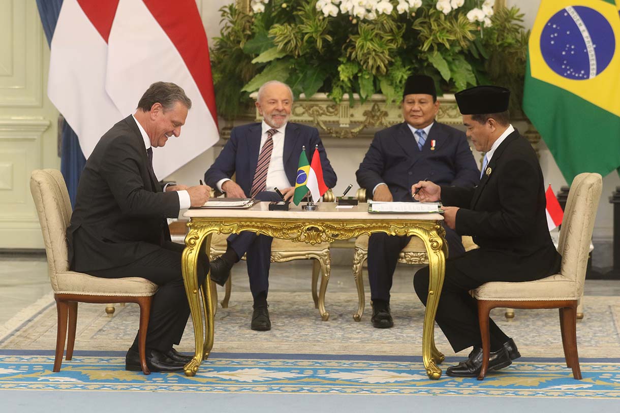 Presiden Prabowo Subianto dan Presiden Brazil Luiz Inácio Lula da Silva menyaksikan penandatanganan MoU antara Danantara dan perusahaan multinasional Brazil, JBS, di Istana Merdeka, Jakarta, Kamis (23/10/2025).(Beritanasional.com/Okeatmaja)
