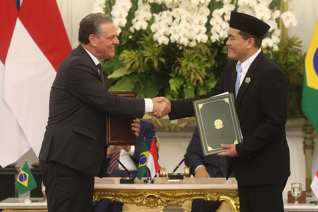 Presiden Prabowo Subianto dan Presiden Brazil Luiz Inácio Lula da Silva menyaksikan penandatanganan MoU antara Danantara dan perusahaan multinasional Brazil, JBS, di Istana Merdeka, Jakarta, Kamis (23/10/2025).(Beritanasional.com/Okeatmaja)