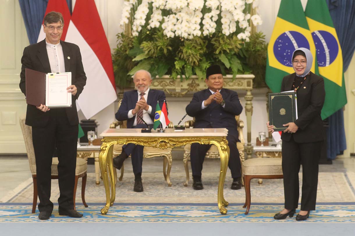 Presiden Prabowo Subianto dan Presiden Brazil Luiz Inácio Lula da Silva menyaksikan penandatanganan MoU antara Danantara dan perusahaan multinasional Brazil, JBS, di Istana Merdeka, Jakarta, Kamis (23/10/2025).(Beritanasional.com/Okeatmaja)