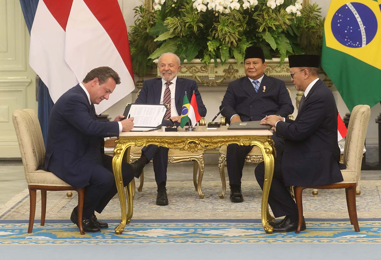 Presiden Prabowo Subianto dan Presiden Brazil Luiz Inácio Lula da Silva menyaksikan penandatanganan MoU antara Danantara dan perusahaan multinasional Brazil, JBS, di Istana Merdeka, Jakarta, Kamis (23/10/2025).(Beritanasional.com/Okeatmaja)